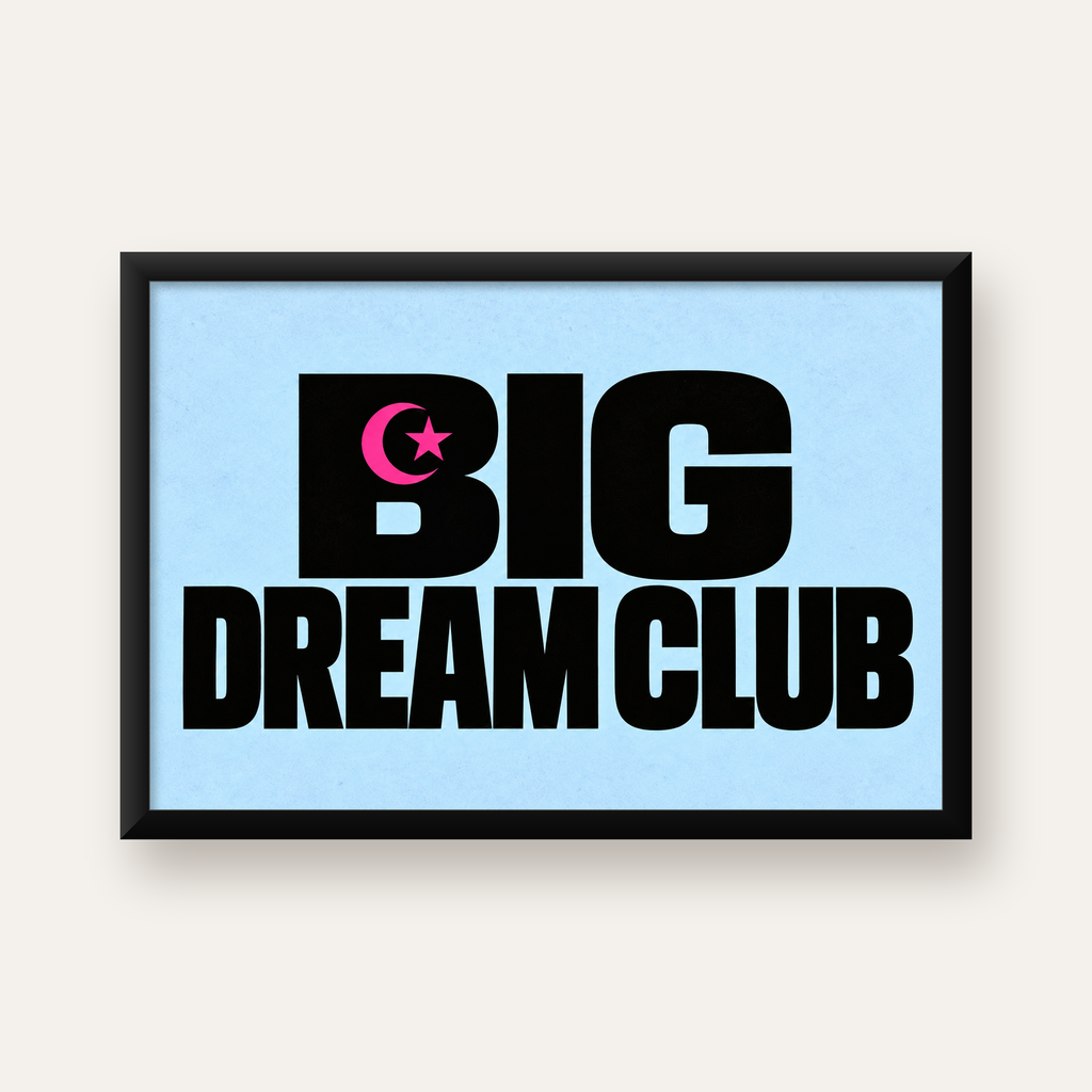 Big Dream Club Tipografi Poster Siyah-Pembe Ay Yıldız Motifli — Yatay baskı, düz siyah çerçeveli duvar posteri
