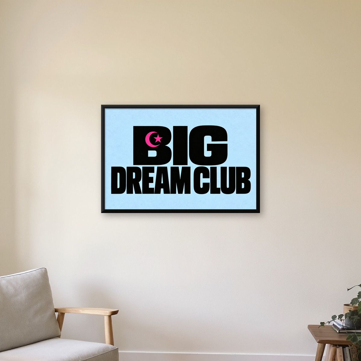 Big Dream Club Tipografi Poster Siyah-Pembe Ay Yıldız Motifli — Yatay baskı, çerçeveli hâliyle bir ev duvarında