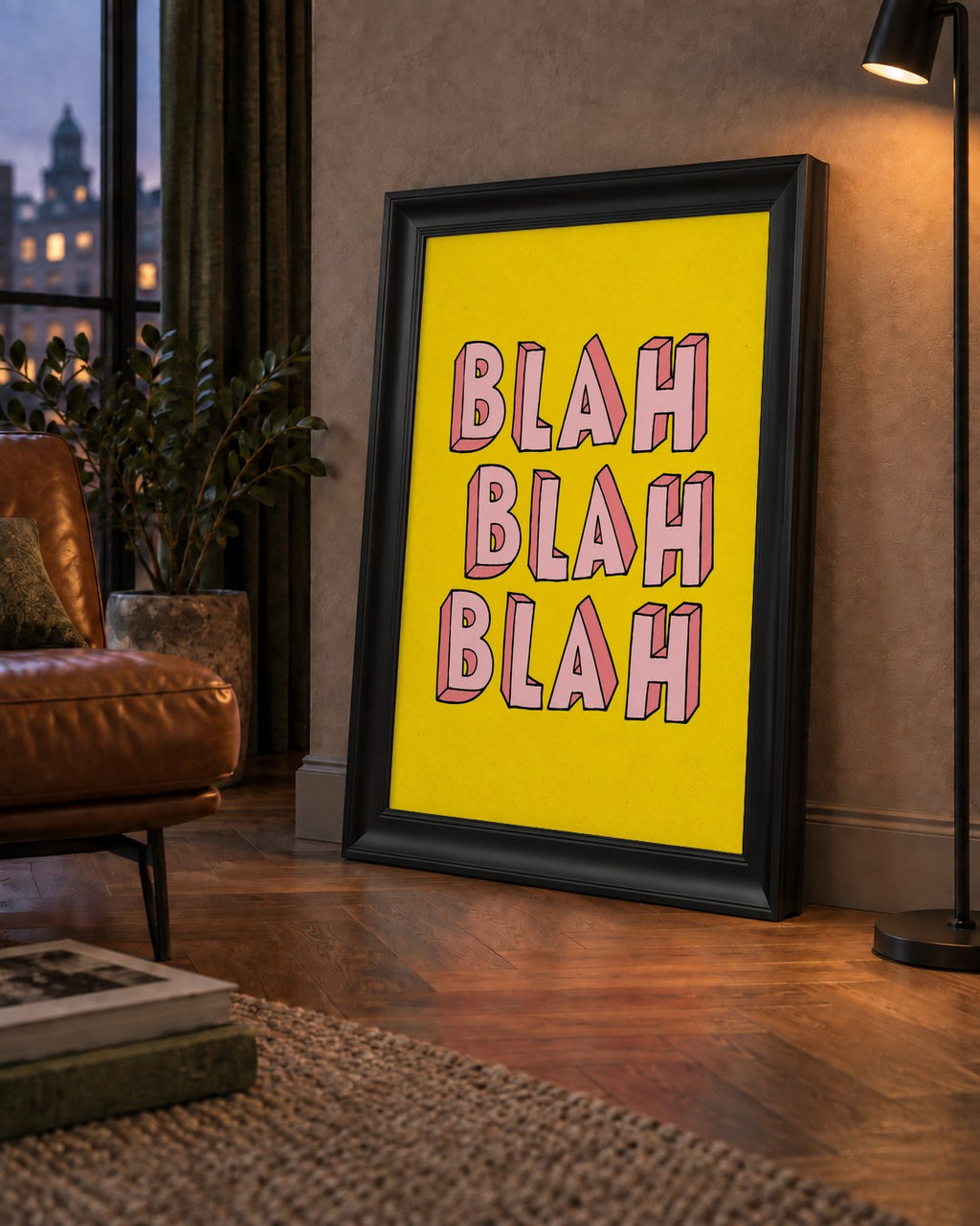 BLAH BLAH BLAH Renkli Tipografi Poster – Sarı ve Pembe — çerçeveli hâliyle bir ev duvarında