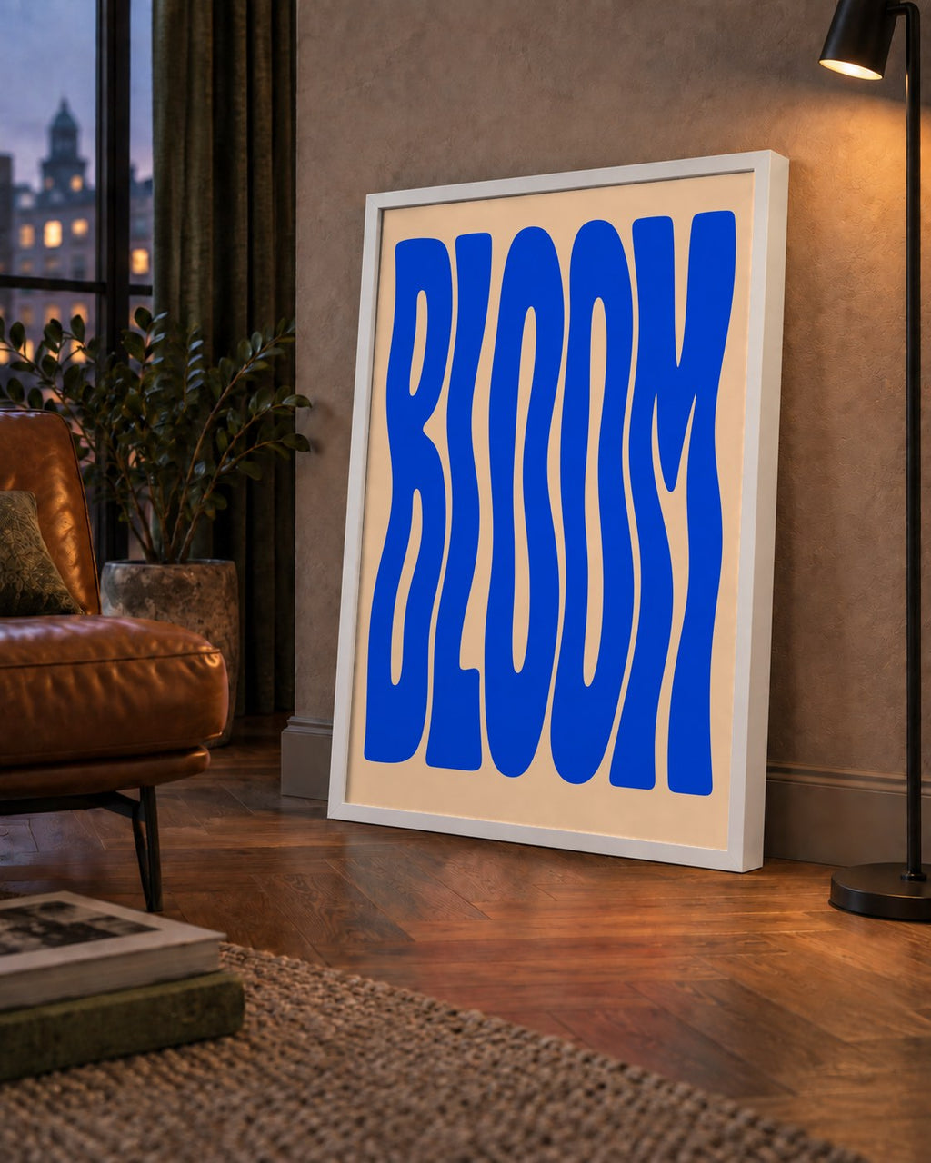 Dalgalı BLOOM Tipografi Poster – Modern Duvar Sanatı — çerçeveli hâliyle bir ev duvarında