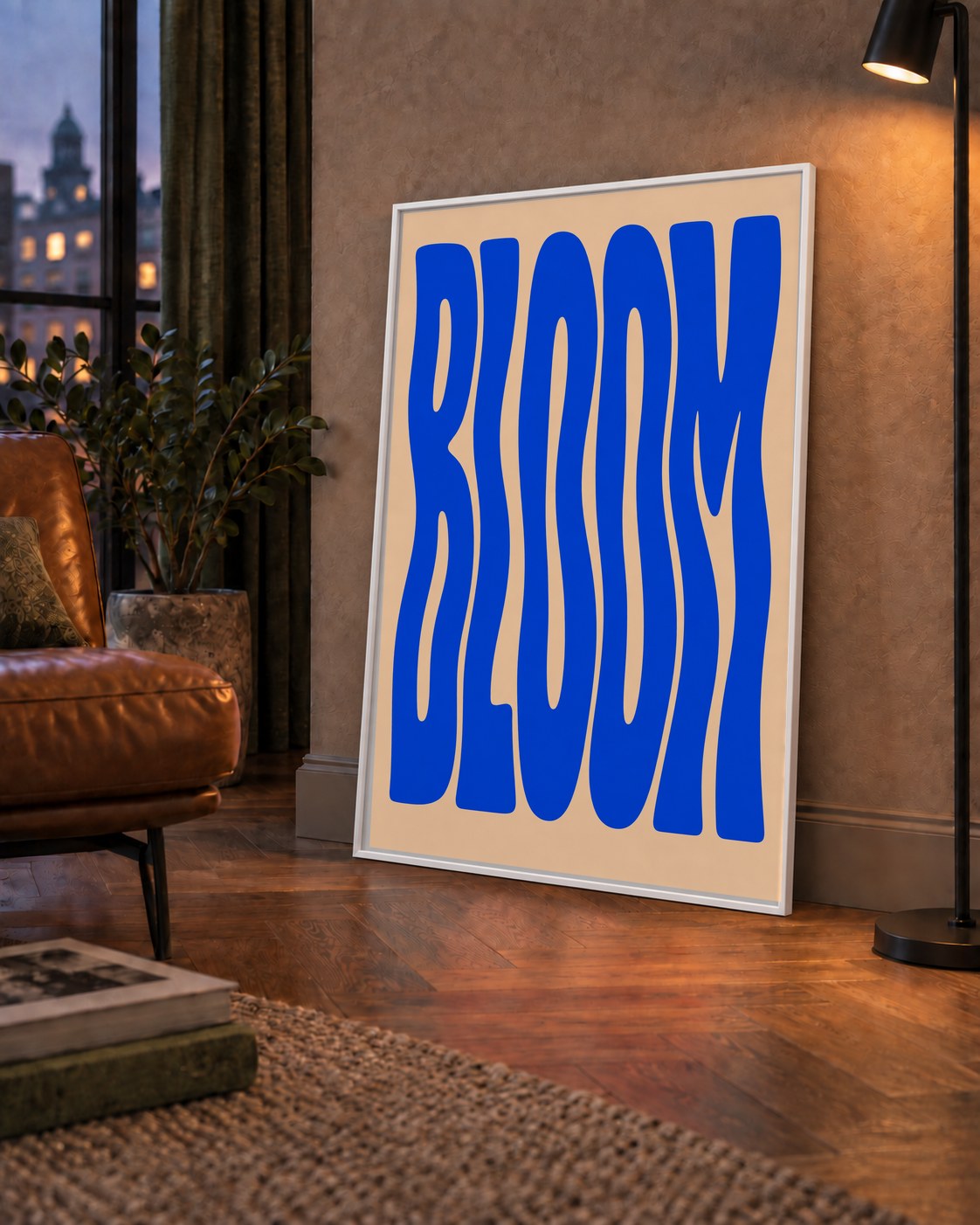 Dalgalı BLOOM Tipografi Poster – Modern Duvar Sanatı — çerçeveli hâliyle bir ev duvarında