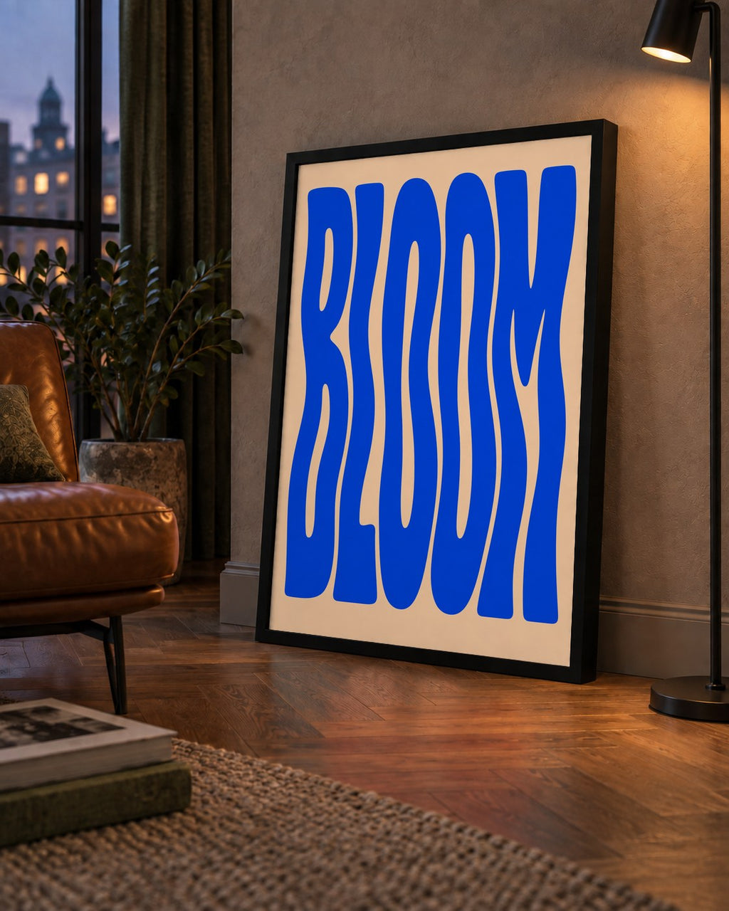 Dalgalı BLOOM Tipografi Poster – Modern Duvar Sanatı — çerçeveli hâliyle bir ev duvarında