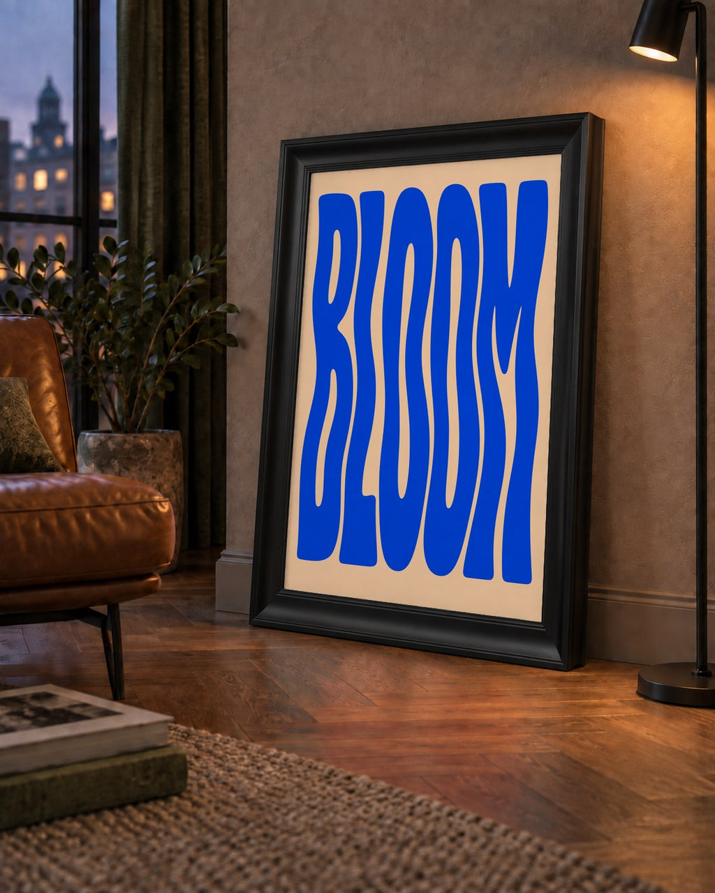 Dalgalı BLOOM Tipografi Poster – Modern Duvar Sanatı — çerçeveli hâliyle bir ev duvarında
