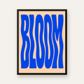 Dalgalı BLOOM Tipografi Poster – Modern Duvar Sanatı — Dikey baskı, düz siyah çerçeveli duvar posteri