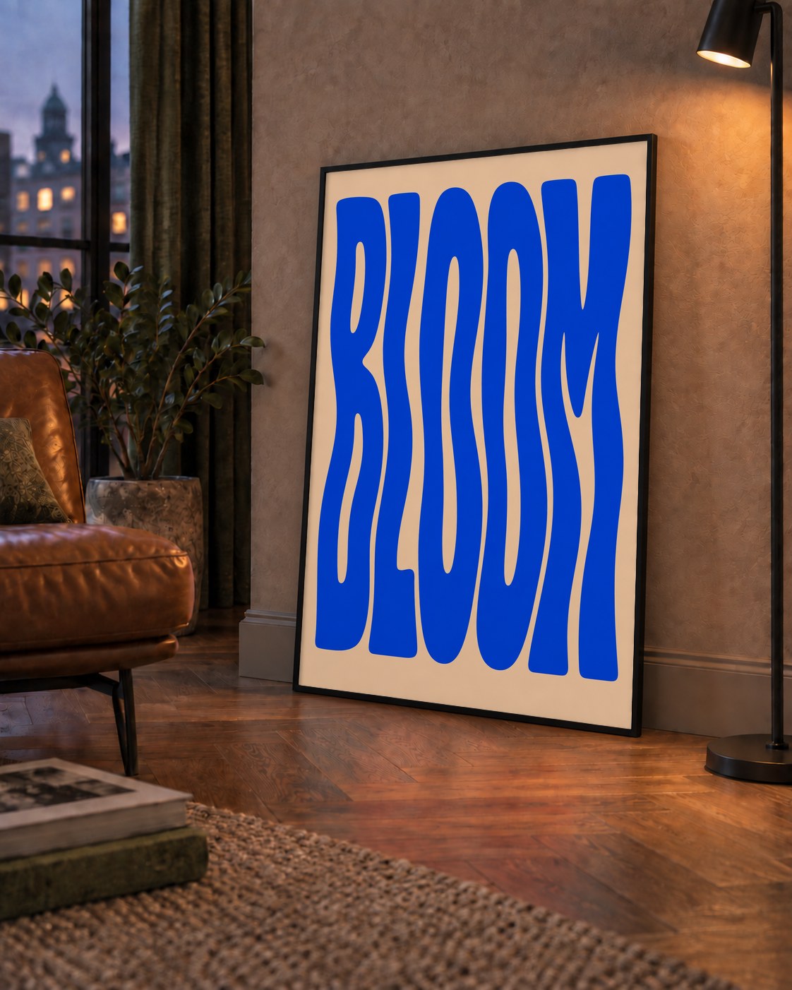 Dalgalı BLOOM Tipografi Poster – Modern Duvar Sanatı — çerçeveli hâliyle bir ev duvarında