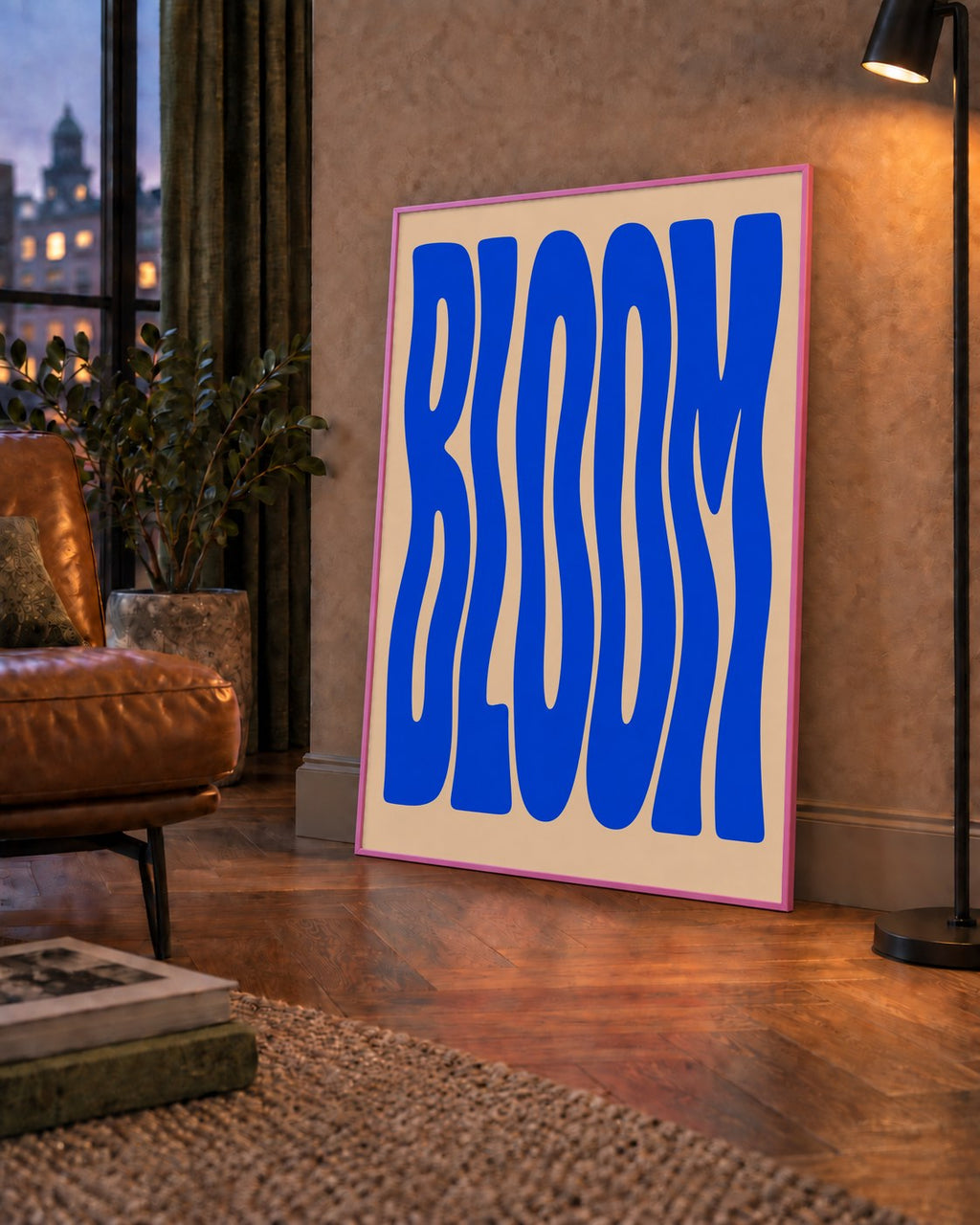 Dalgalı BLOOM Tipografi Poster – Modern Duvar Sanatı — çerçeveli hâliyle bir ev duvarında