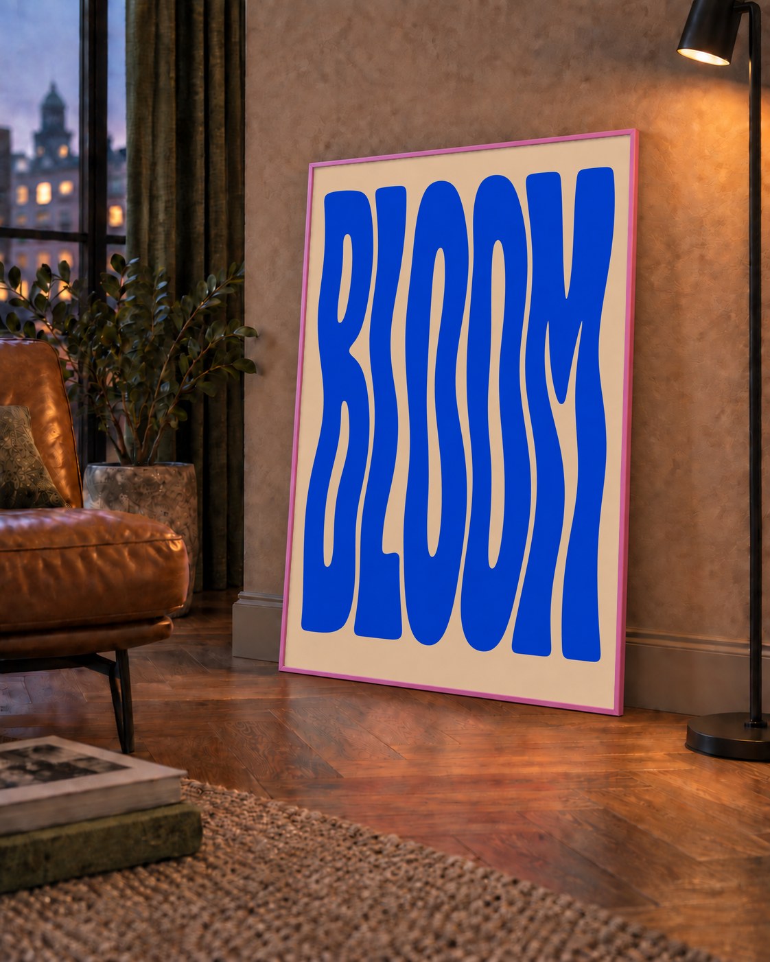 Dalgalı BLOOM Tipografi Poster – Modern Duvar Sanatı — çerçeveli hâliyle bir ev duvarında