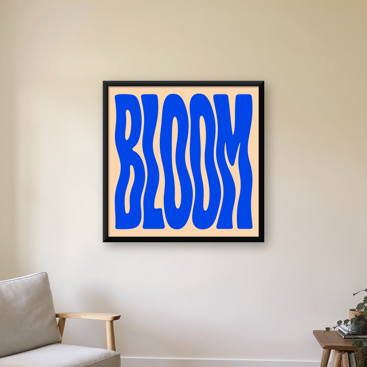 Dalgalı BLOOM Tipografi Poster – Modern Duvar Sanatı — Kare baskı, çerçeveli hâliyle bir ev duvarında