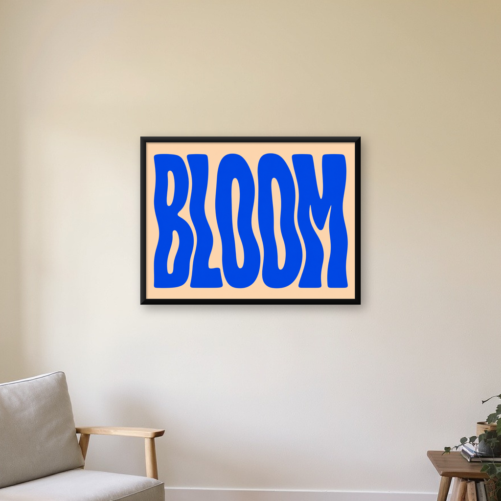 Dalgalı BLOOM Tipografi Poster – Modern Duvar Sanatı — Yatay baskı, çerçeveli hâliyle bir ev duvarında