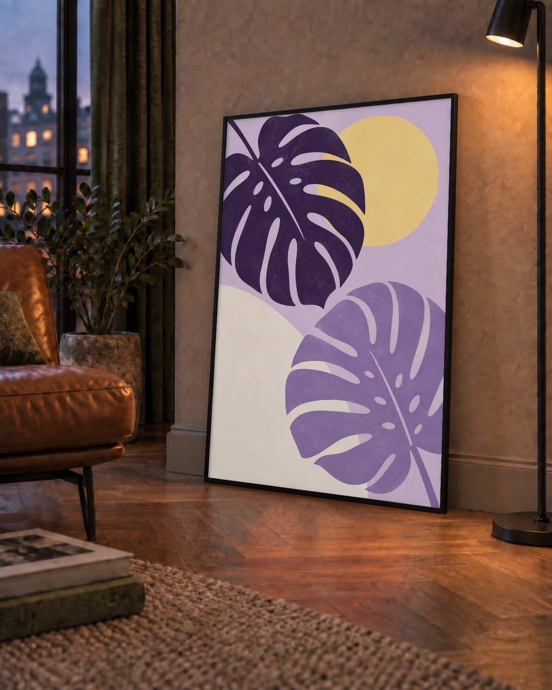 Mor Monstera Yaprakları ve Güneş Dijital Poster — çerçeveli hâliyle bir ev duvarında