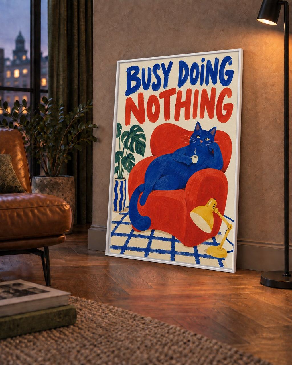 Busy Doing Nothing – Rahat Kedi İllüstrasyon Poster — çerçeveli hâliyle bir ev duvarında