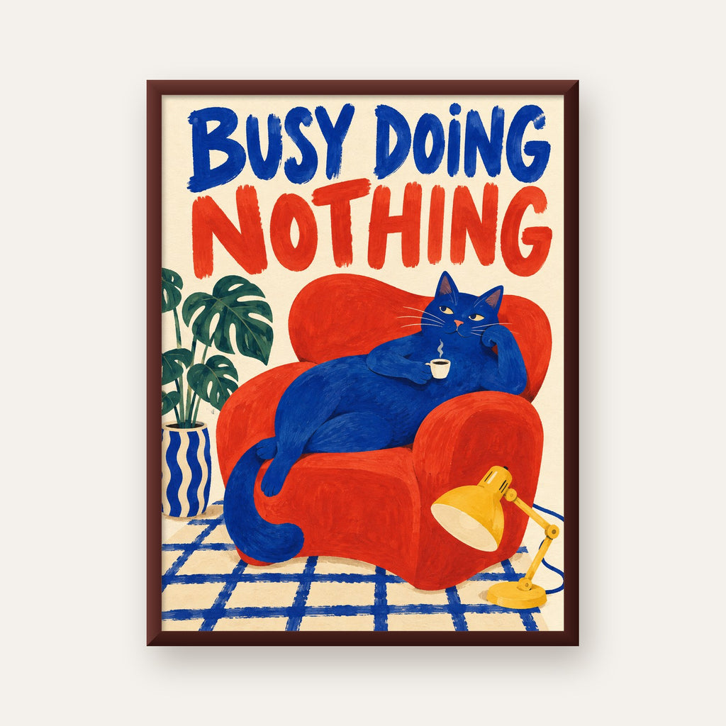 Busy Doing Nothing – Rahat Kedi İllüstrasyon Poster — ceviz çerçeveli