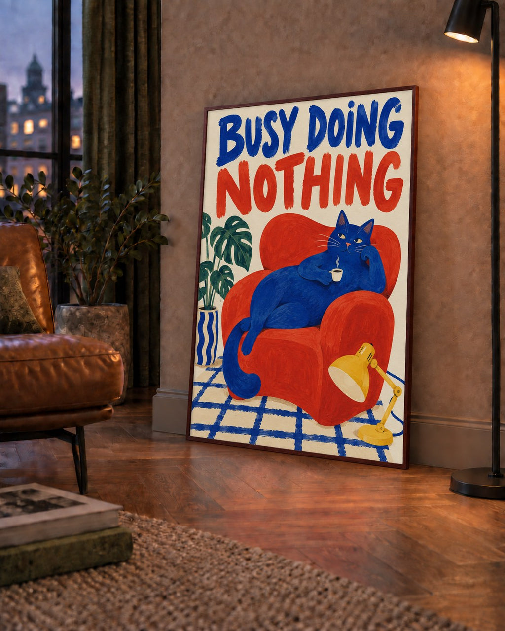 Busy Doing Nothing – Rahat Kedi İllüstrasyon Poster — çerçeveli hâliyle bir ev duvarında