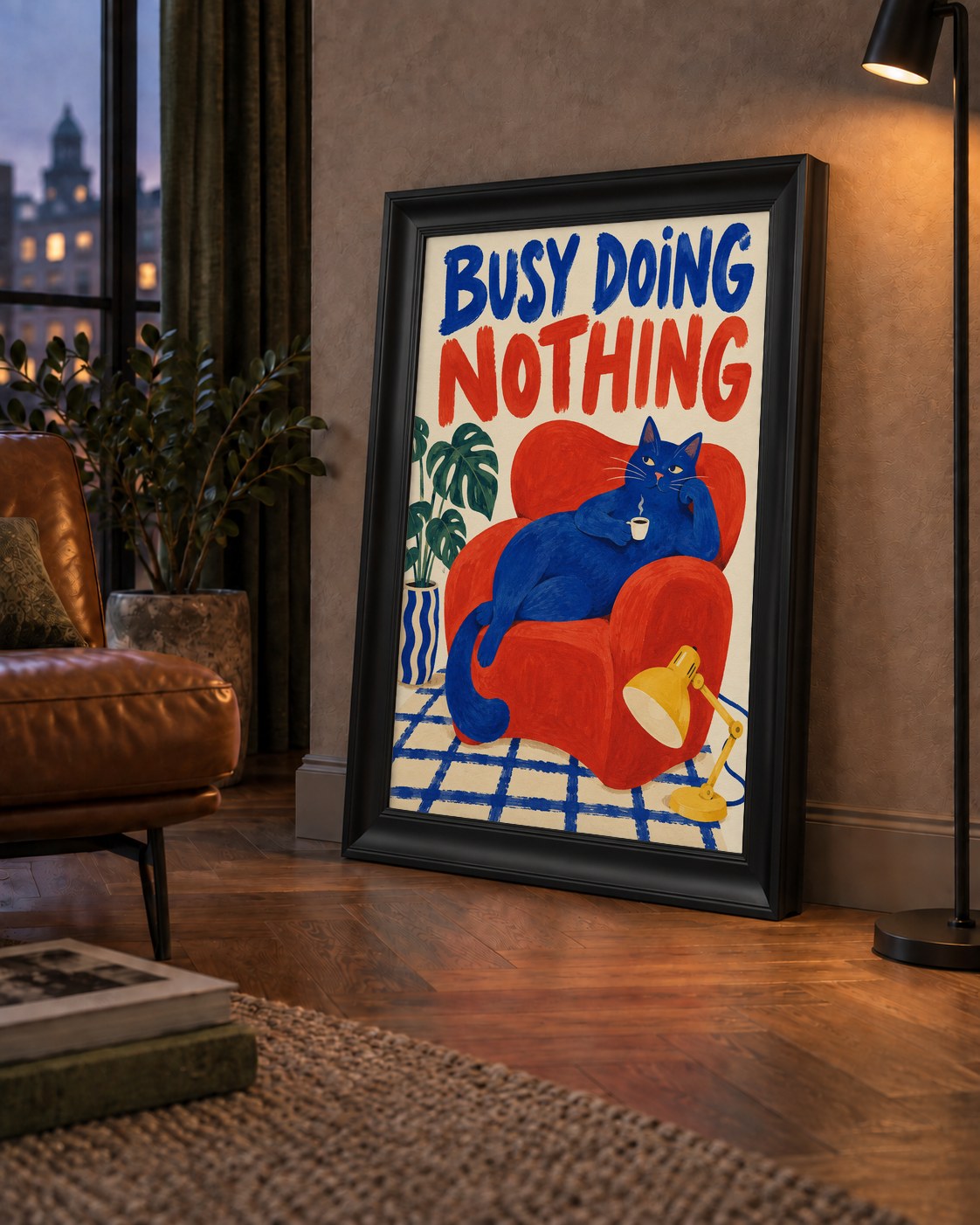 Busy Doing Nothing – Rahat Kedi İllüstrasyon Poster — çerçeveli hâliyle bir ev duvarında
