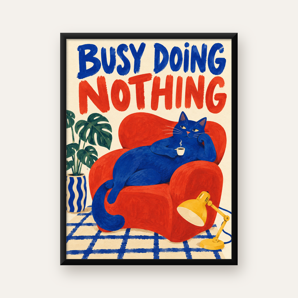 Busy Doing Nothing – Rahat Kedi İllüstrasyon Poster — Dikey baskı, düz siyah çerçeveli duvar posteri