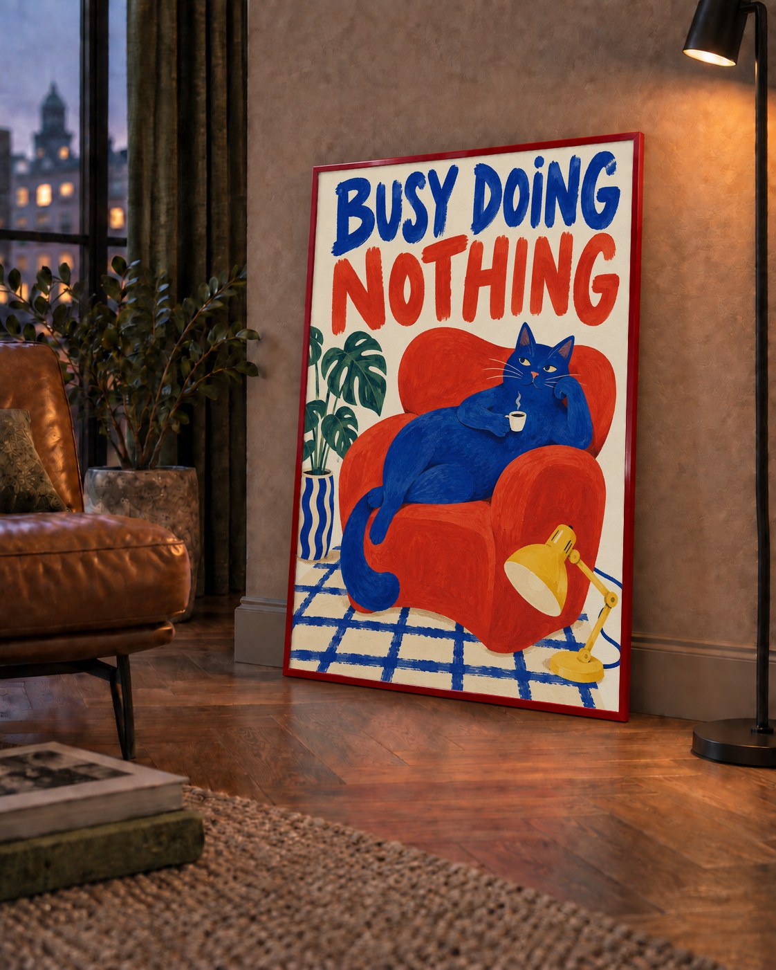Busy Doing Nothing – Rahat Kedi İllüstrasyon Poster — çerçeveli hâliyle bir ev duvarında
