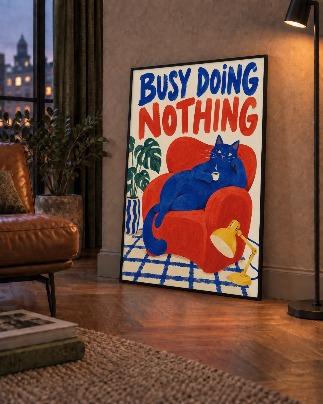 Busy Doing Nothing – Rahat Kedi İllüstrasyon Poster — çerçeveli hâliyle bir ev duvarında