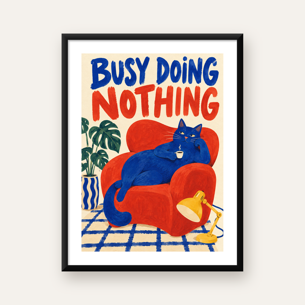 Busy Doing Nothing – Rahat Kedi İllüstrasyon Poster — Dikey baskı, beyaz kenar boşluklu