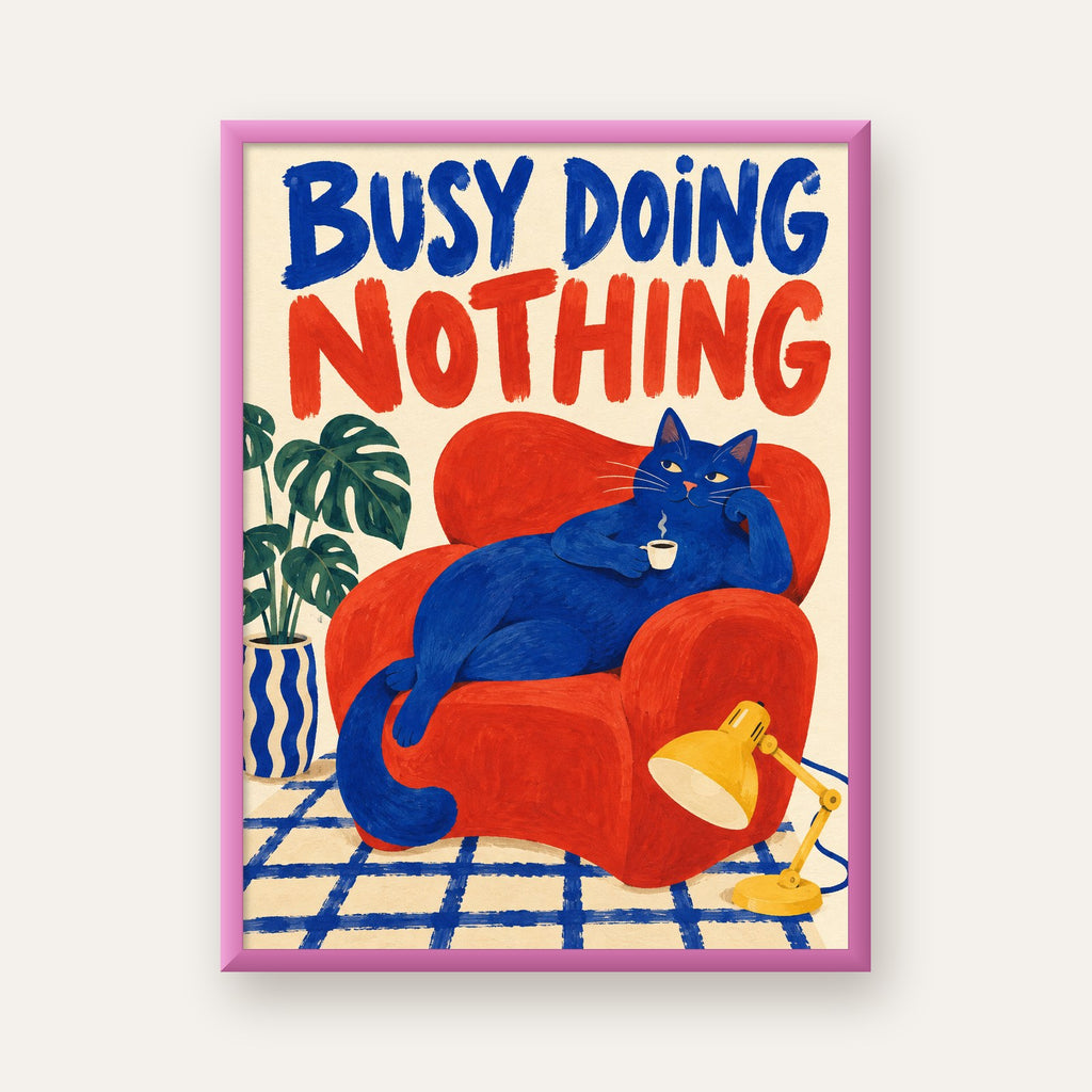 Busy Doing Nothing – Rahat Kedi İllüstrasyon Poster — pembe çerçeveli