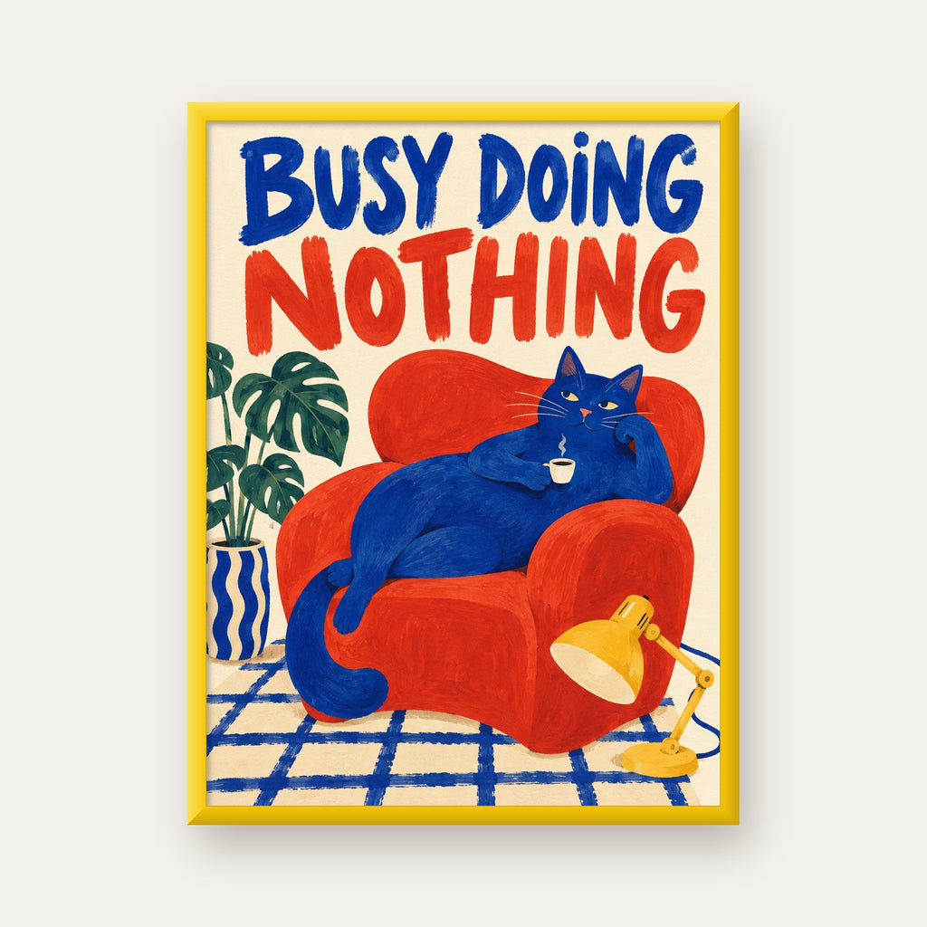 Busy Doing Nothing – Rahat Kedi İllüstrasyon Poster — sarı çerçeveli