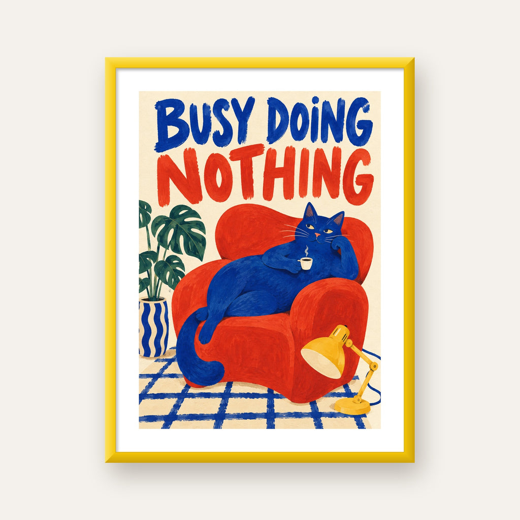 Busy Doing Nothing – Rahat Kedi İllüstrasyon Poster — sarı çerçeveli paspartulu
