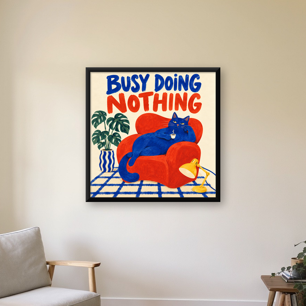 Busy Doing Nothing – Rahat Kedi İllüstrasyon Poster — Kare baskı, çerçeveli hâliyle bir ev duvarında