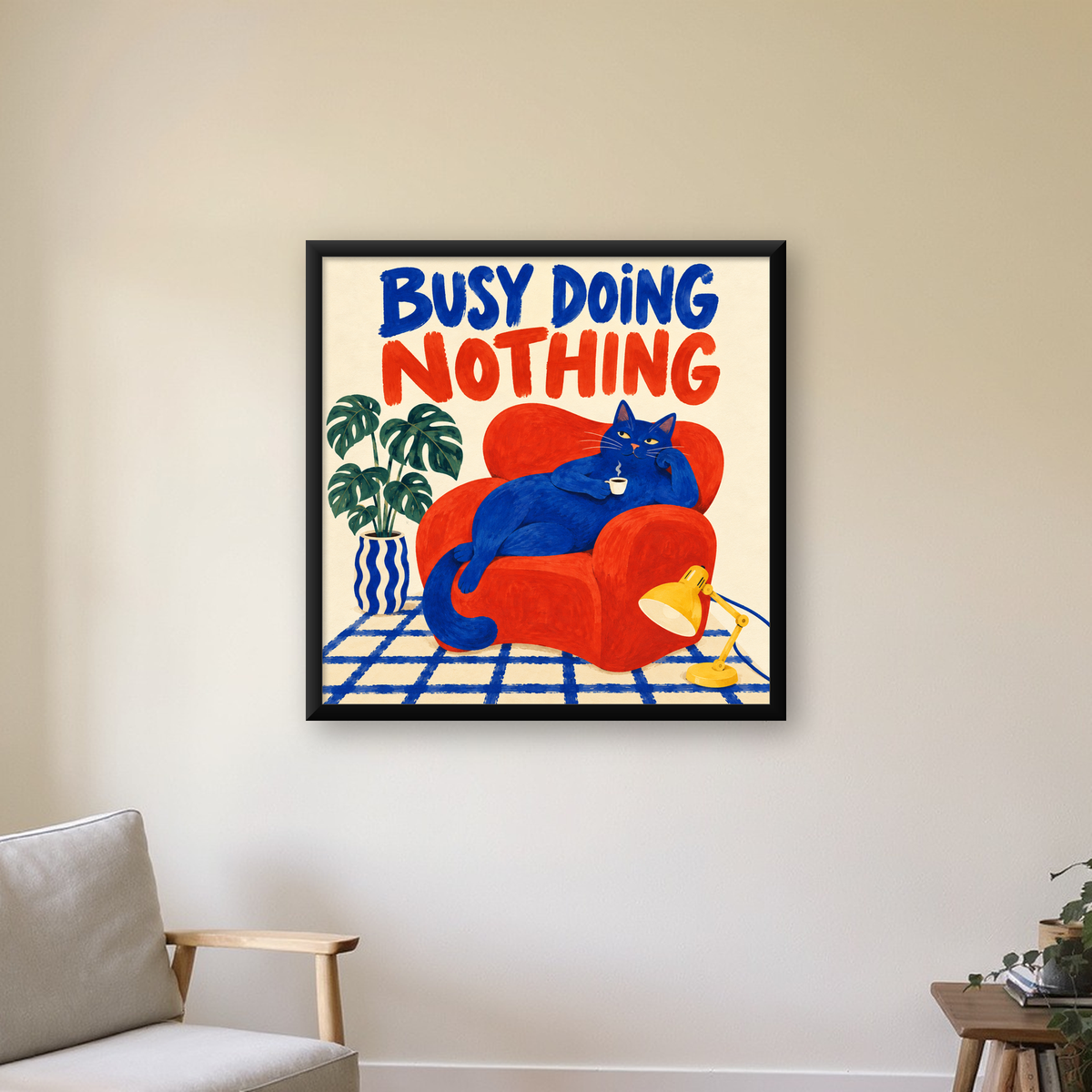 Busy Doing Nothing – Rahat Kedi İllüstrasyon Poster — Kare baskı, çerçeveli hâliyle bir ev duvarında