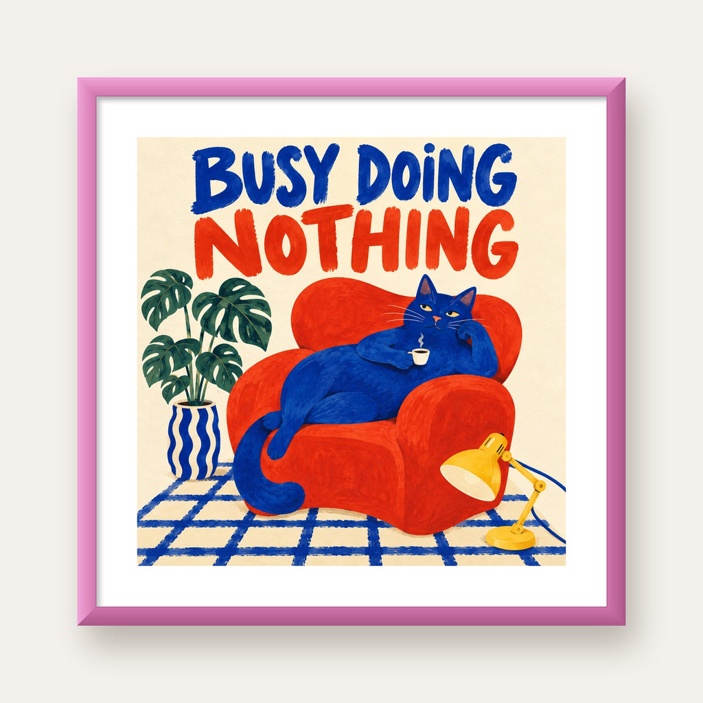 Busy Doing Nothing – Rahat Kedi İllüstrasyon Poster — pembe çerçeveli paspartulu