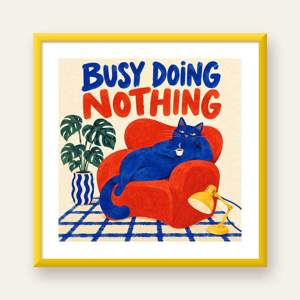 Busy Doing Nothing – Rahat Kedi İllüstrasyon Poster — sarı çerçeveli paspartulu