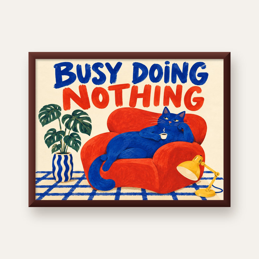Busy Doing Nothing – Rahat Kedi İllüstrasyon Poster — ceviz çerçeveli