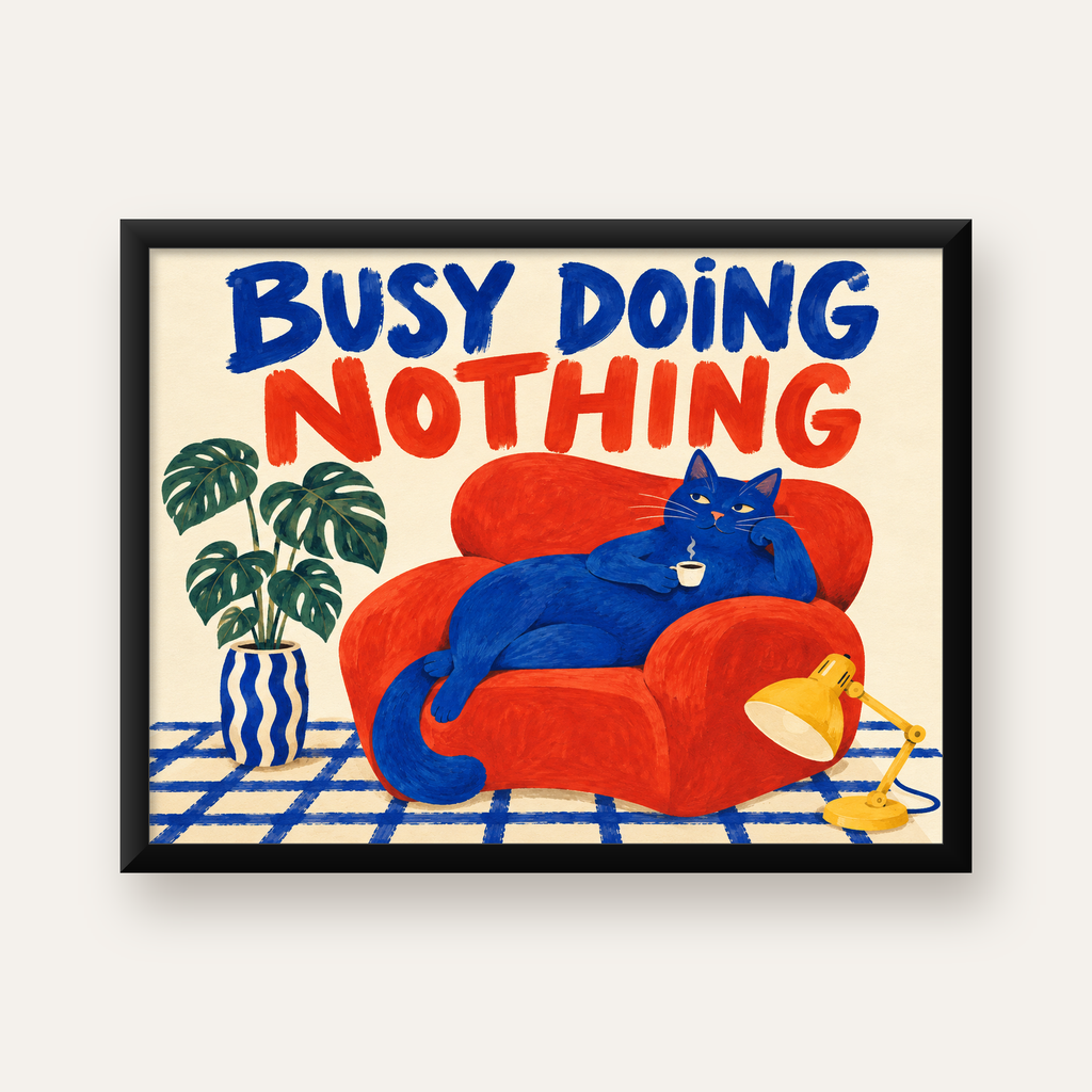 Busy Doing Nothing – Rahat Kedi İllüstrasyon Poster — Yatay baskı, düz siyah çerçeveli duvar posteri