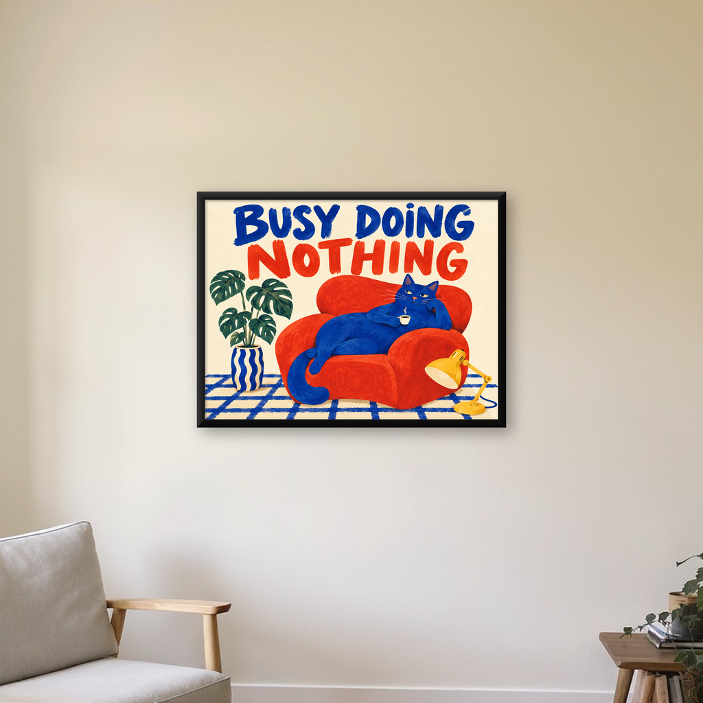 Busy Doing Nothing – Rahat Kedi İllüstrasyon Poster — Yatay baskı, çerçeveli hâliyle bir ev duvarında