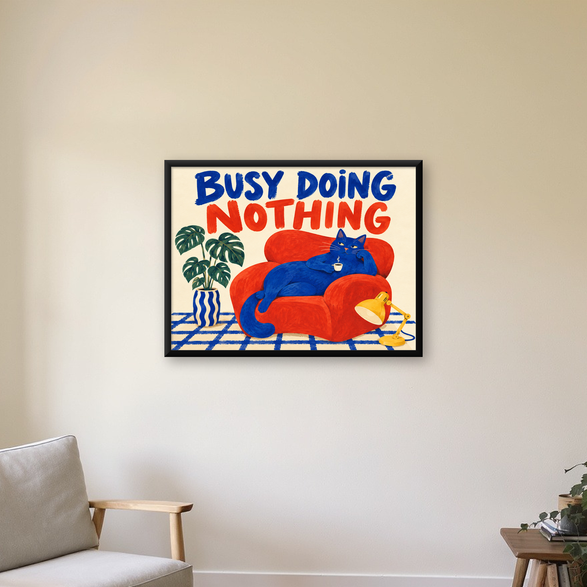Busy Doing Nothing – Rahat Kedi İllüstrasyon Poster — Yatay baskı, çerçeveli hâliyle bir ev duvarında