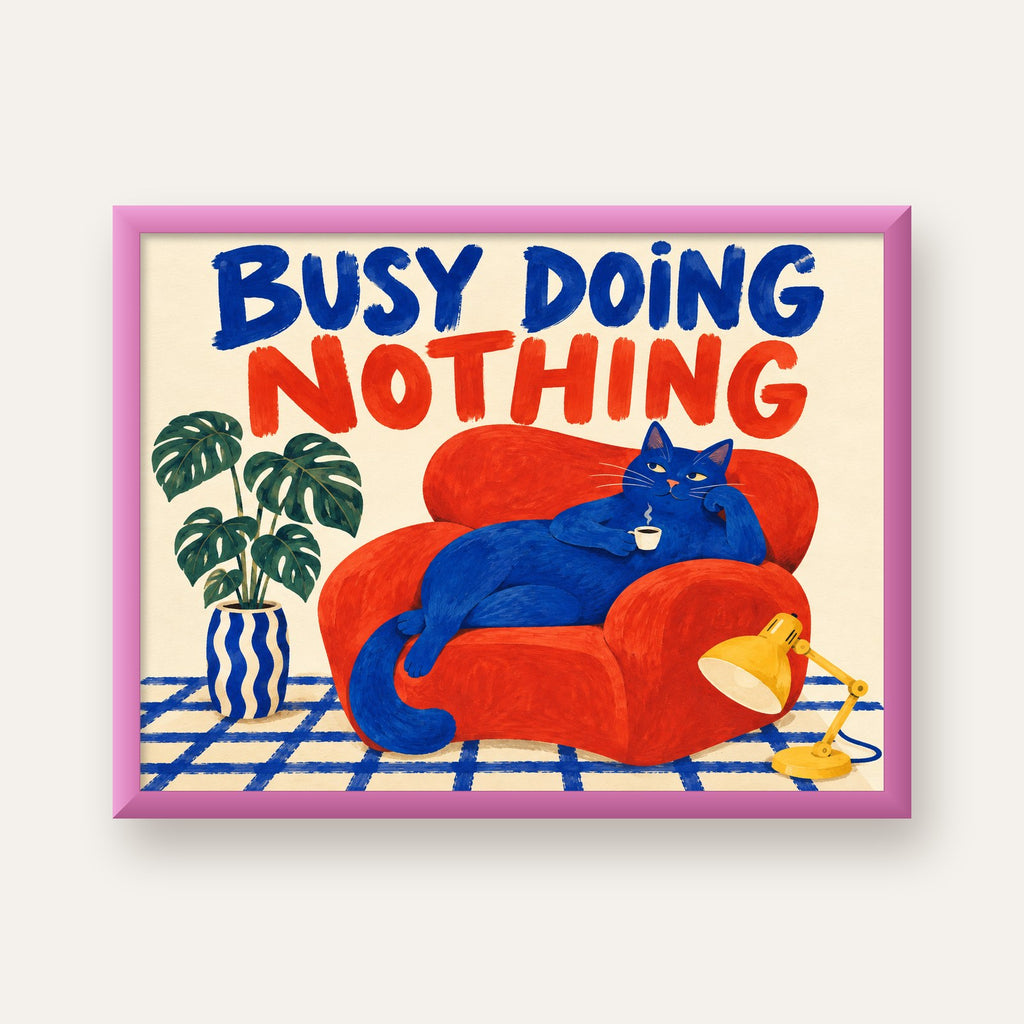 Busy Doing Nothing – Rahat Kedi İllüstrasyon Poster — pembe çerçeveli