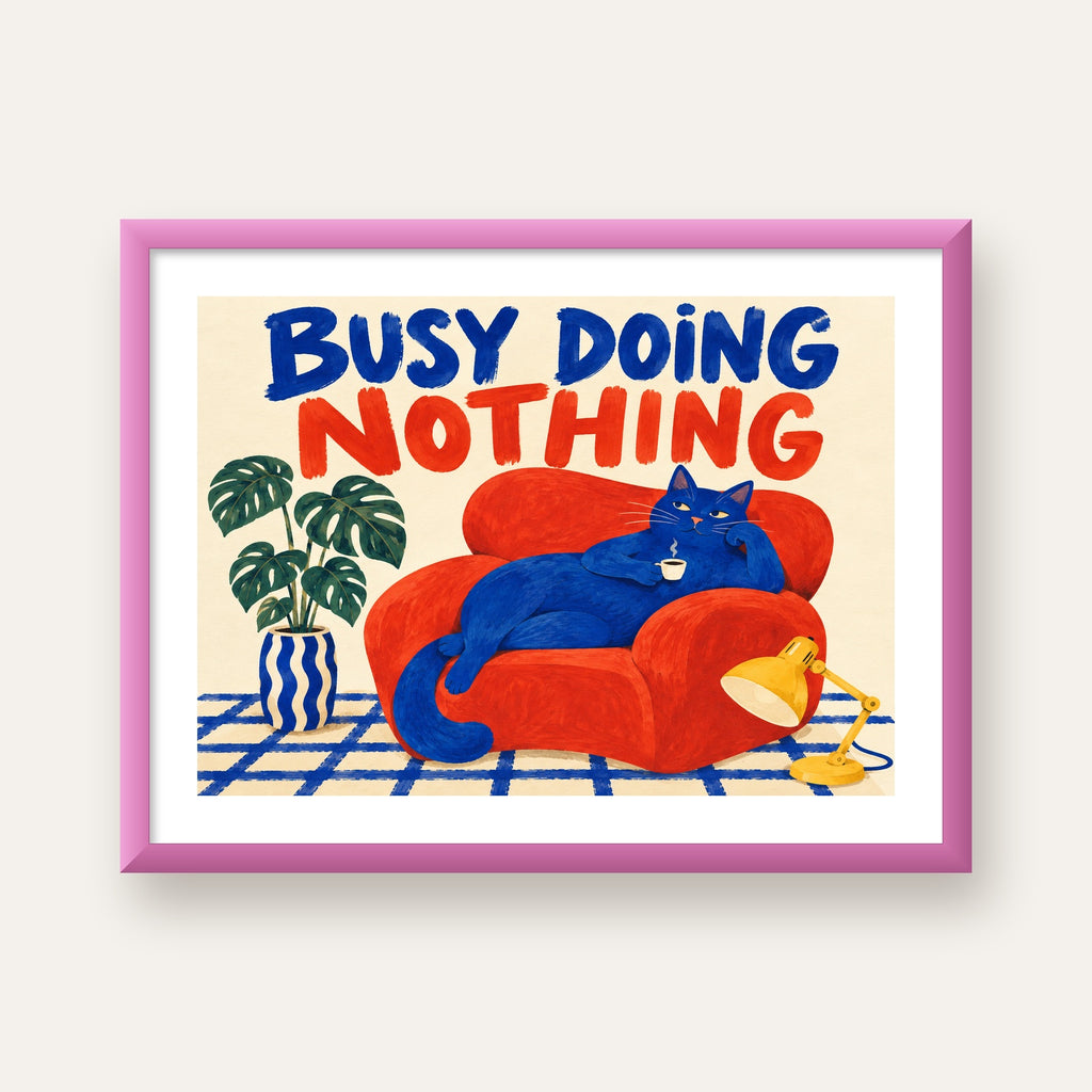 Busy Doing Nothing – Rahat Kedi İllüstrasyon Poster — pembe çerçeveli paspartulu