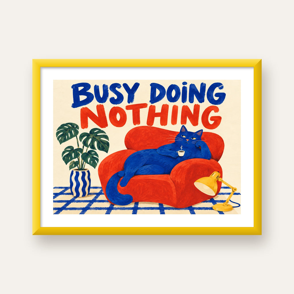 Busy Doing Nothing – Rahat Kedi İllüstrasyon Poster — sarı çerçeveli paspartulu