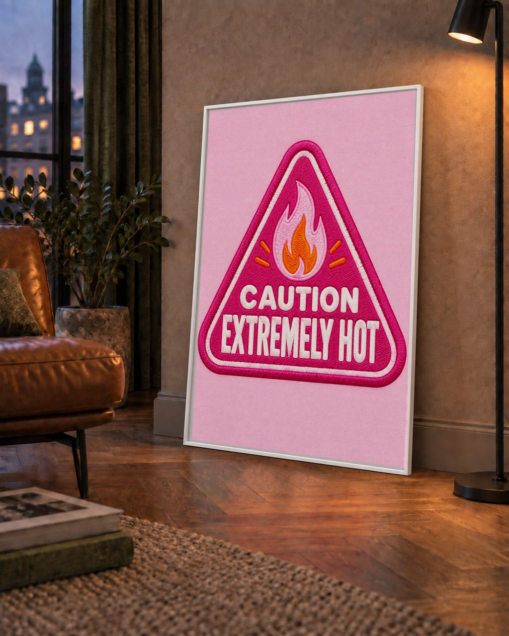 Caution — Extremely Hot — çerçeveli hâliyle bir ev duvarında