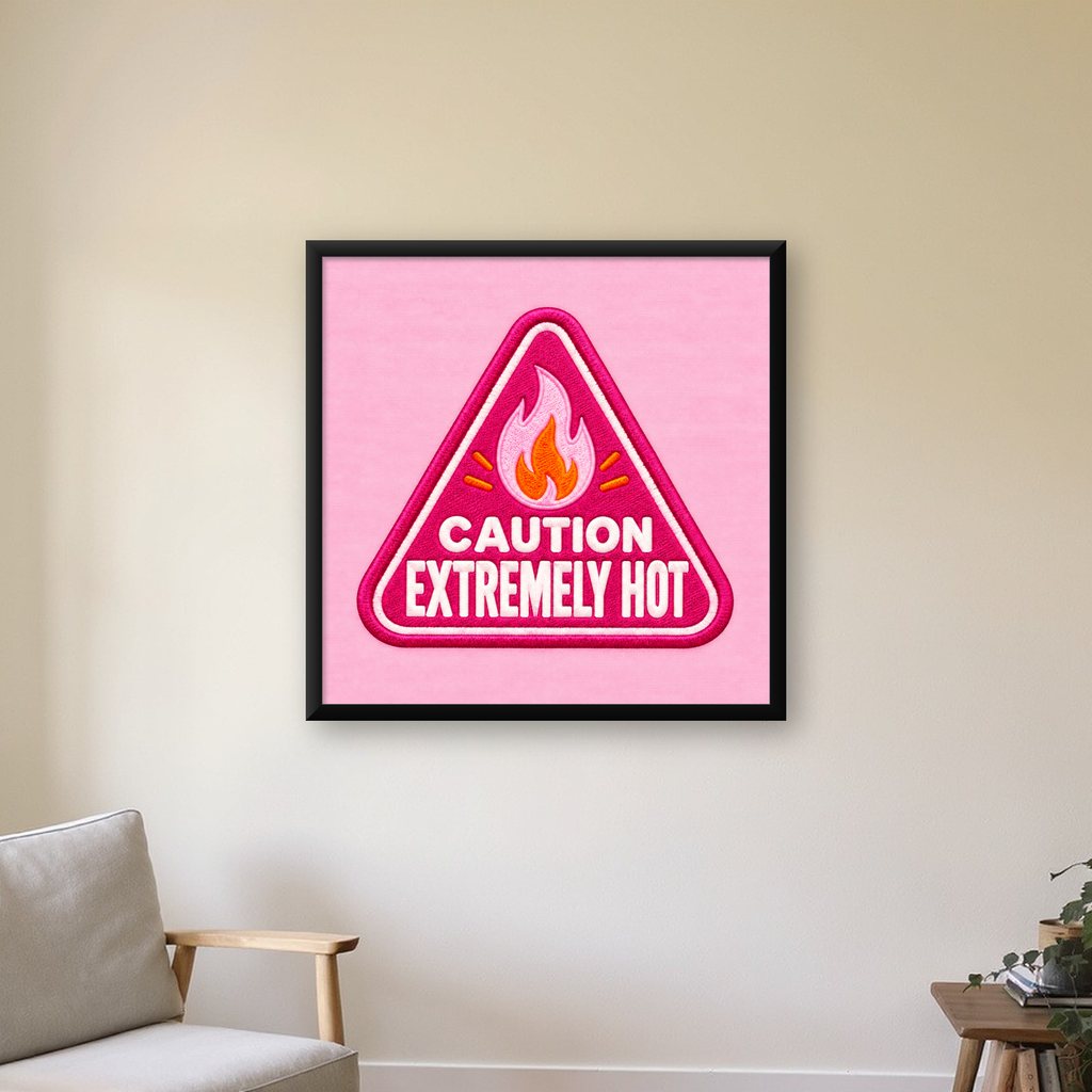 Alev Simgeli Üçgen Uyarı Poster – Pembe Tonlarda Modern Tasarım — Kare baskı, çerçeveli hâliyle bir ev duvarında