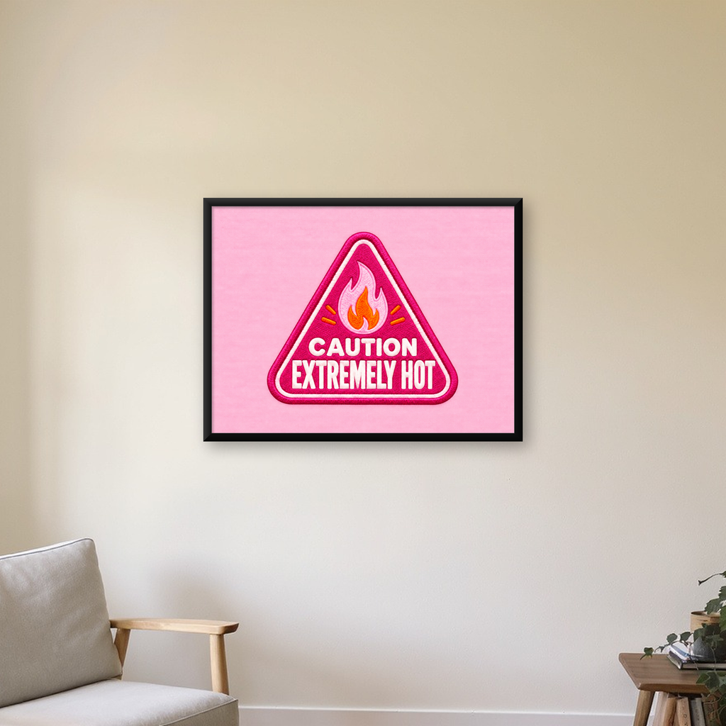 Alev Simgeli Üçgen Uyarı Poster – Pembe Tonlarda Modern Tasarım — Yatay baskı, çerçeveli hâliyle bir ev duvarında