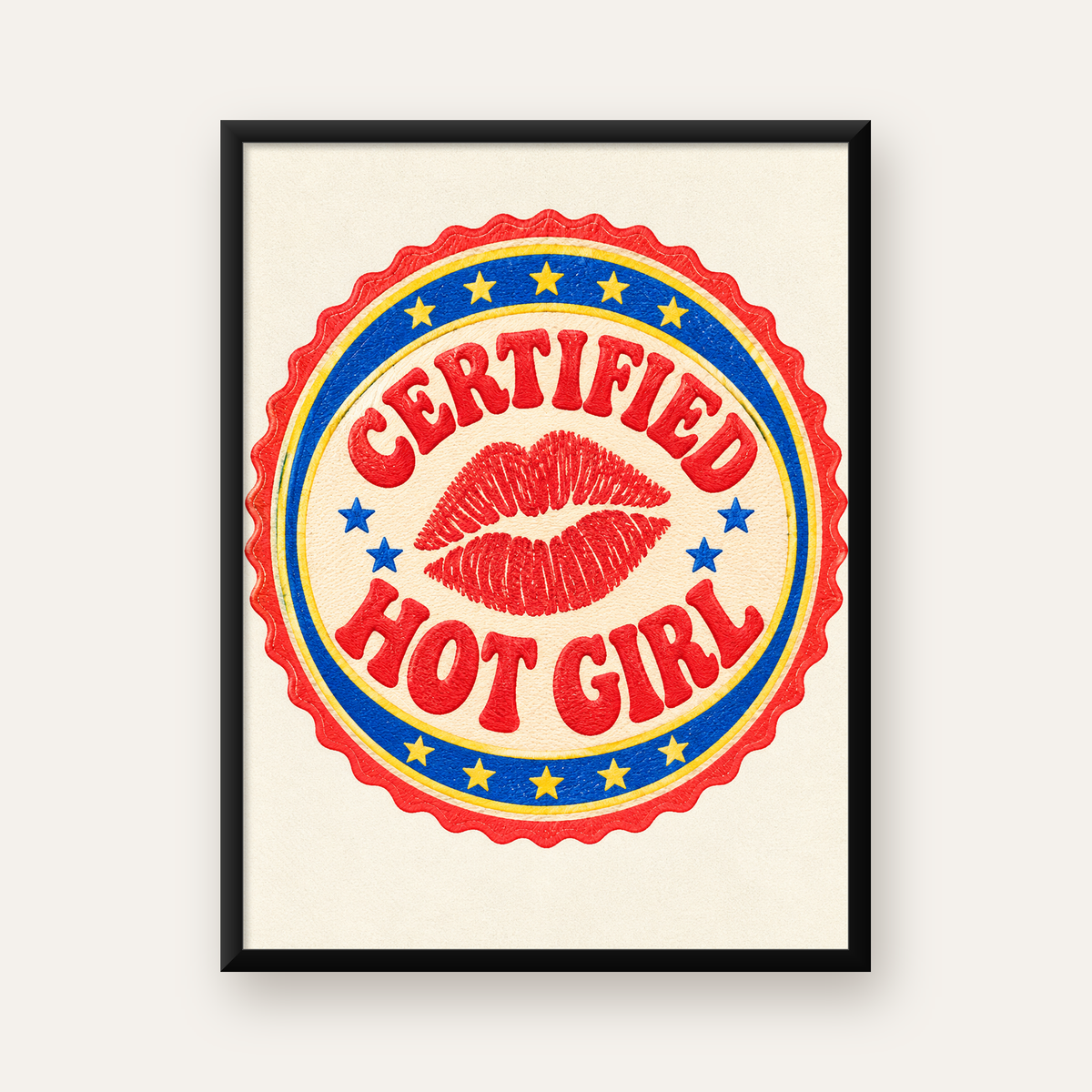 Certified Hot Girl Dudak Baskılı Retro Rozet Poster — Dikey baskı, düz siyah çerçeveli duvar posteri