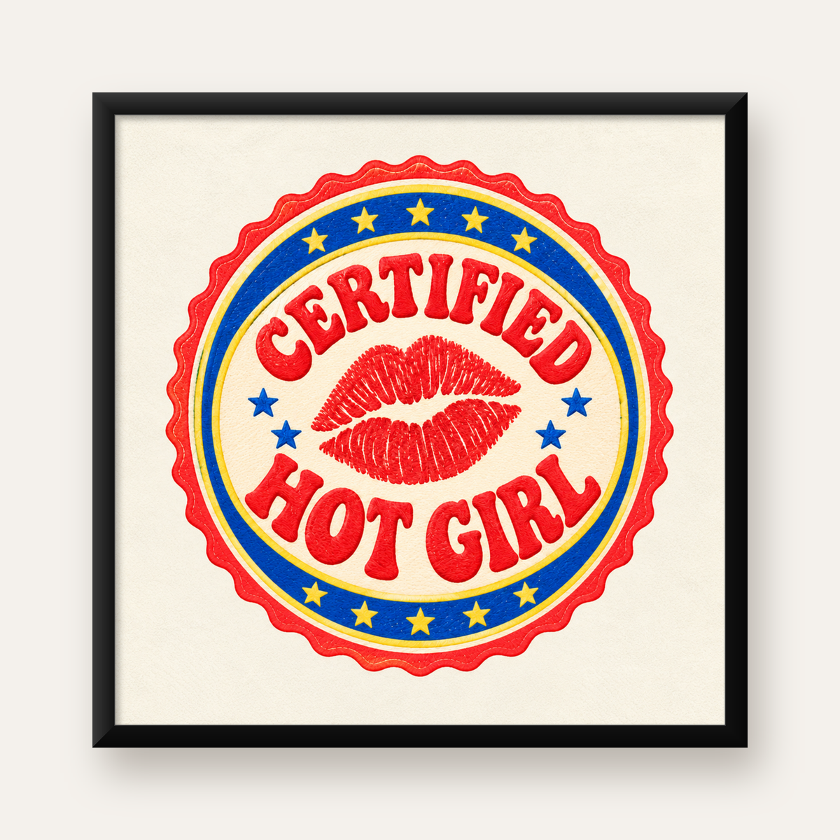 Certified Hot Girl Dudak Baskılı Retro Rozet Poster — Kare baskı, düz siyah çerçeveli duvar posteri