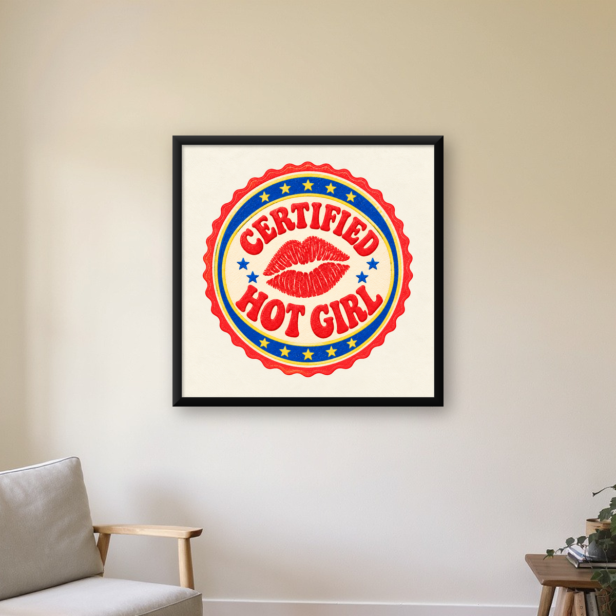 Certified Hot Girl Dudak Baskılı Retro Rozet Poster — Kare baskı, çerçeveli hâliyle bir ev duvarında