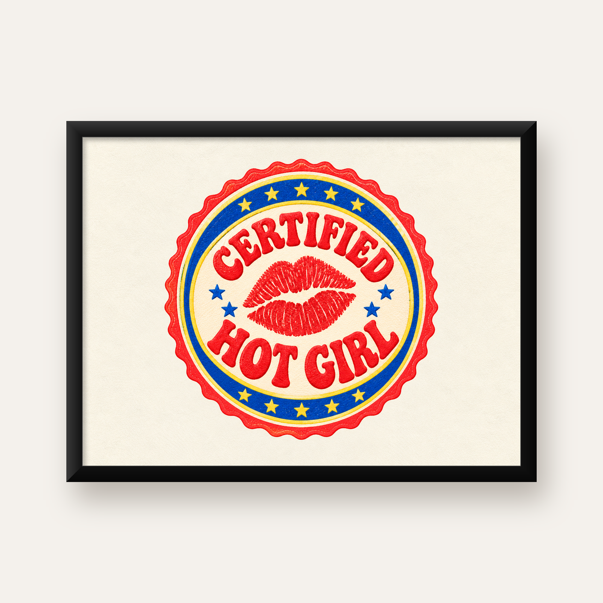 Certified Hot Girl Dudak Baskılı Retro Rozet Poster — Yatay baskı, düz siyah çerçeveli duvar posteri