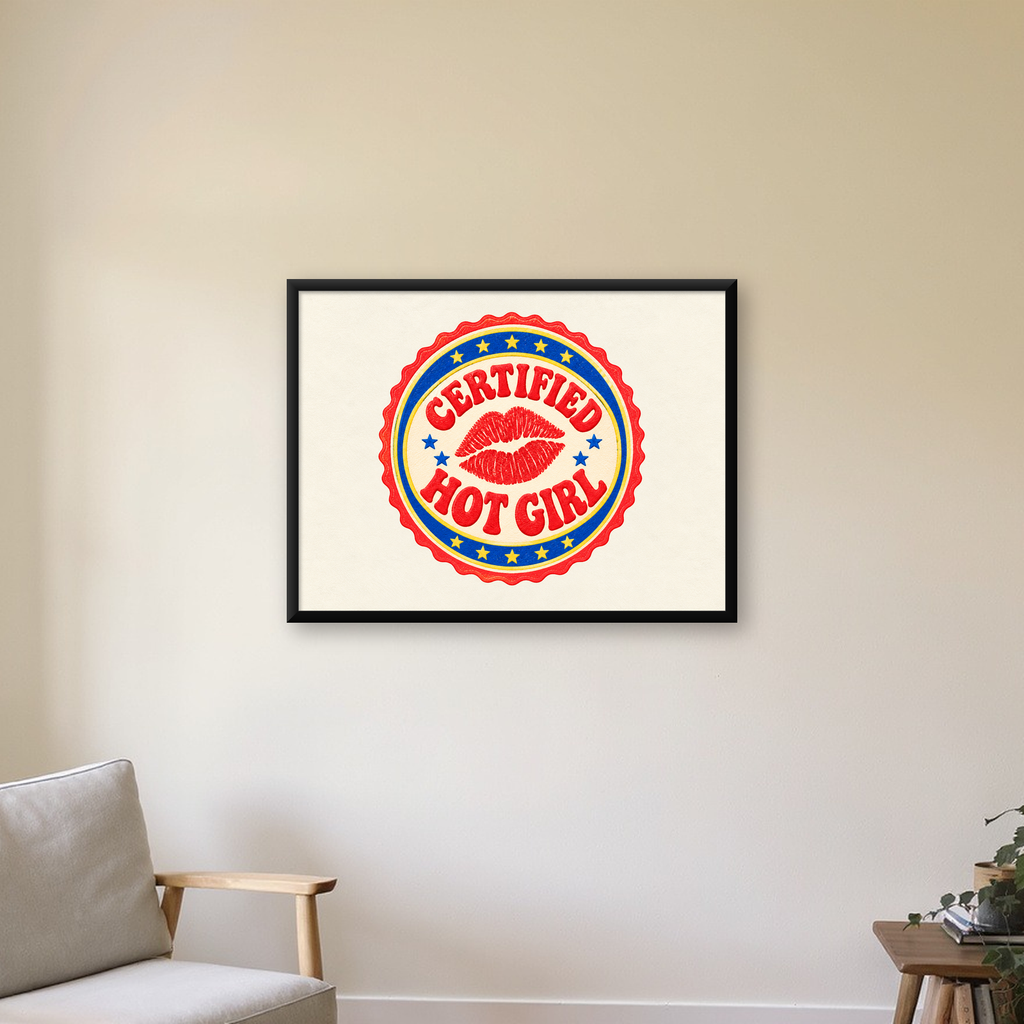 Certified Hot Girl Dudak Baskılı Retro Rozet Poster — Yatay baskı, çerçeveli hâliyle bir ev duvarında