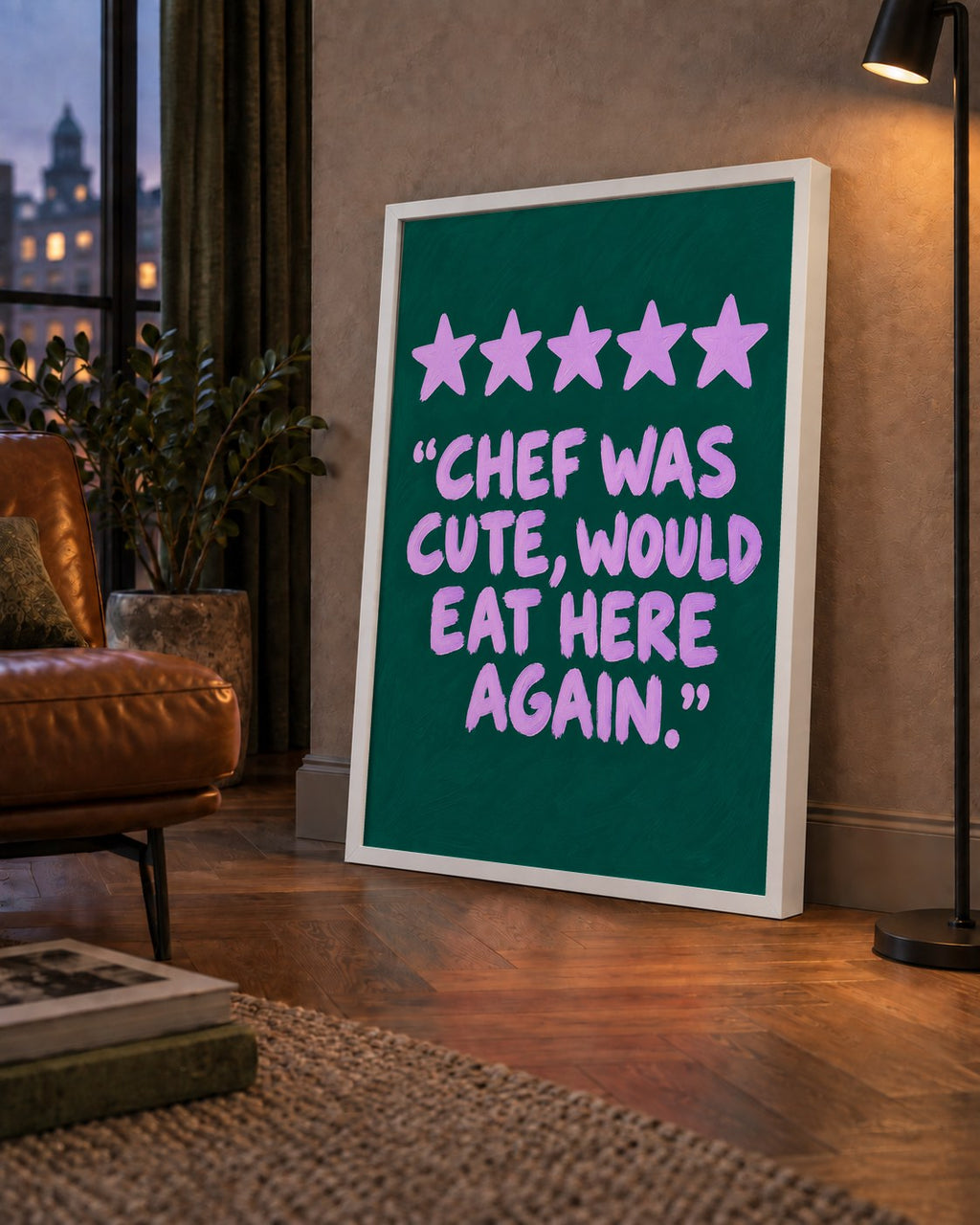 Eğlenceli Restoran Yorumu Poster – CHEF WAS CUTE, 5 Yıldızlı — çerçeveli hâliyle bir ev duvarında