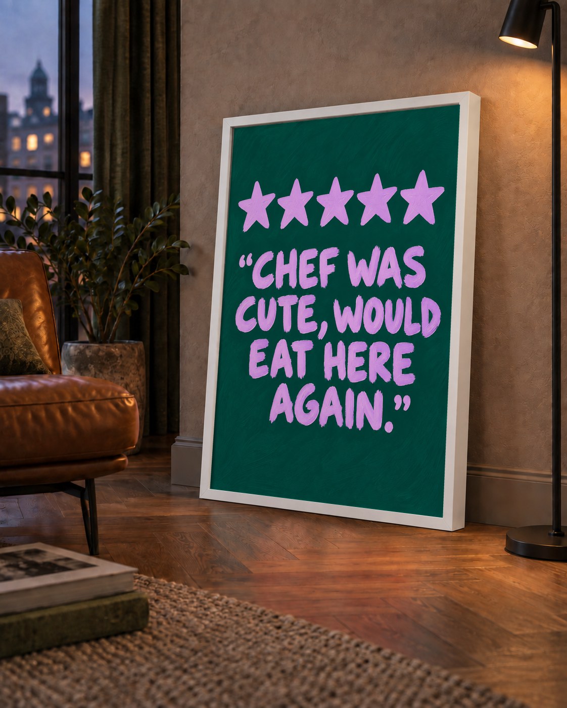Eğlenceli Restoran Yorumu Poster – CHEF WAS CUTE, 5 Yıldızlı — çerçeveli hâliyle bir ev duvarında