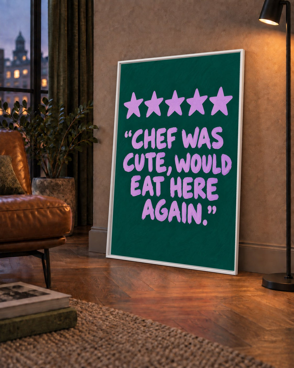 Eğlenceli Restoran Yorumu Poster – CHEF WAS CUTE, 5 Yıldızlı — çerçeveli hâliyle bir ev duvarında