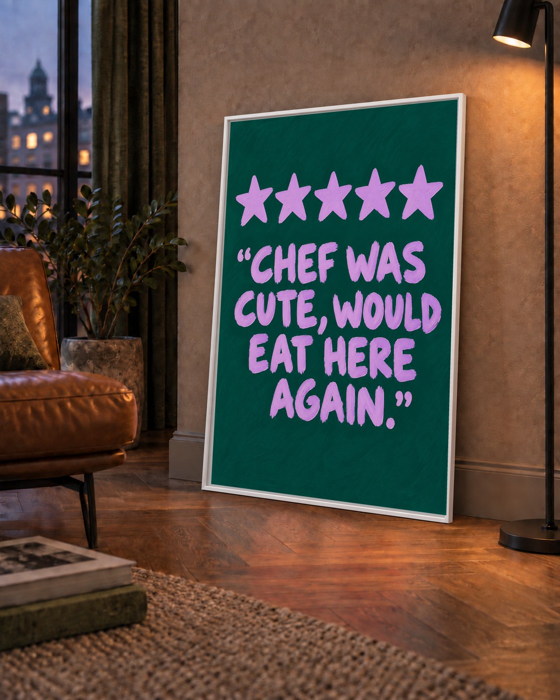 Eğlenceli Restoran Yorumu Poster – CHEF WAS CUTE, 5 Yıldızlı — çerçeveli hâliyle bir ev duvarında