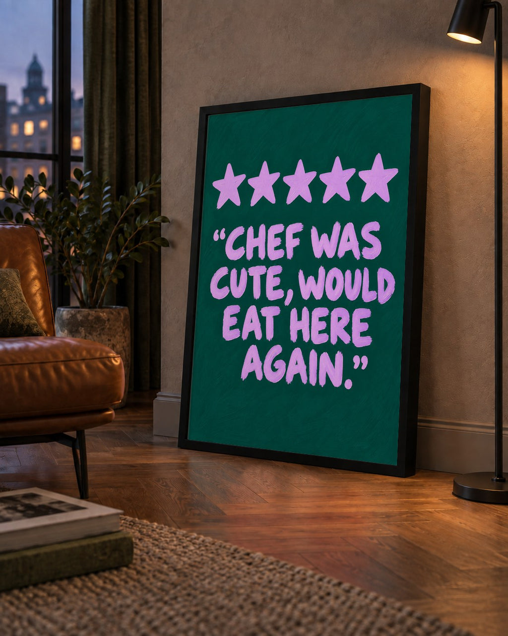 Eğlenceli Restoran Yorumu Poster – CHEF WAS CUTE, 5 Yıldızlı — çerçeveli hâliyle bir ev duvarında