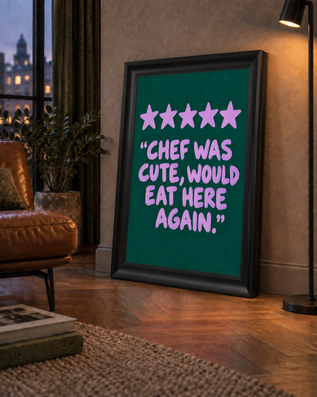 Eğlenceli Restoran Yorumu Poster – CHEF WAS CUTE, 5 Yıldızlı — çerçeveli hâliyle bir ev duvarında